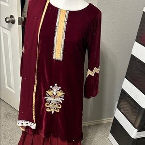 Velvet kameez maroon with palazzo and Duppatta. Gold white Pearl work. Size S